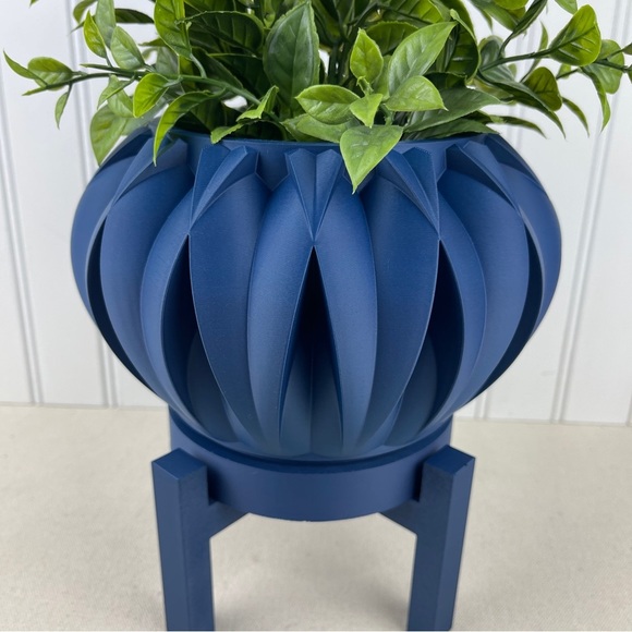 Halden Planter Pot, Indoor Planter w/ Drainage Hole and Drip Tray - Picture 2 of 10